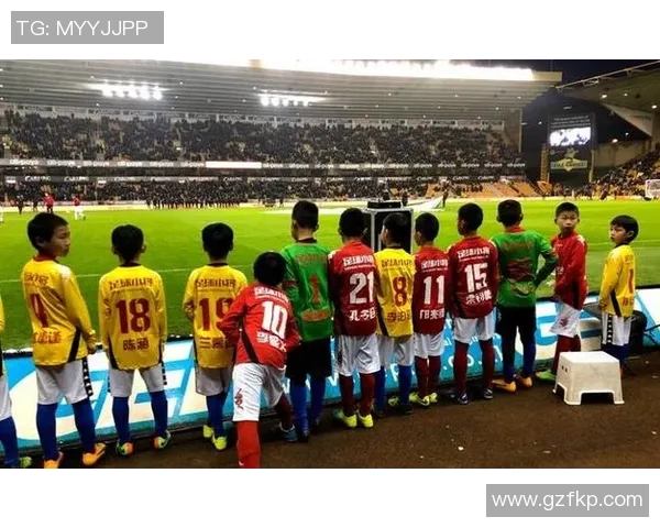 国足主帅亲自下基层选拔新人 引发众多球迷围观热议 国足主帅亲自下基层选拔新人 引发众多球迷围观热议